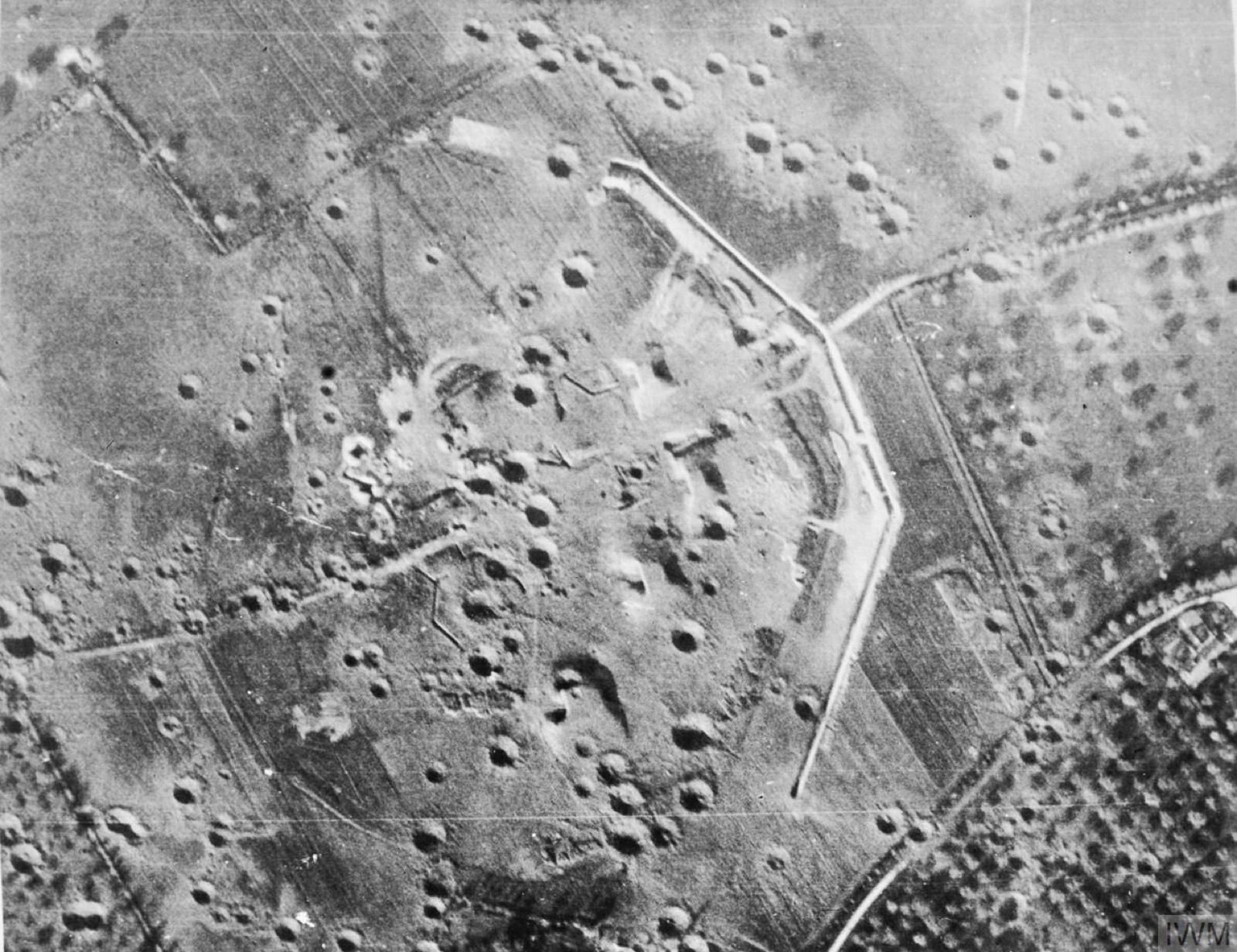 Vue aérienne historique de la Batterie de Merville après bombardement en mai 1944