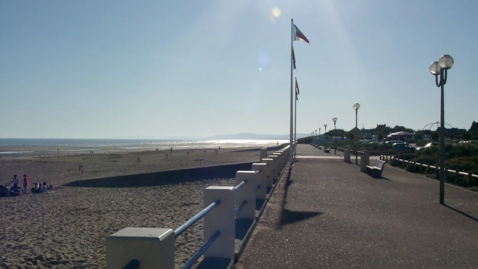 Front de mer et plage de Merville-Franceville-Plage en été