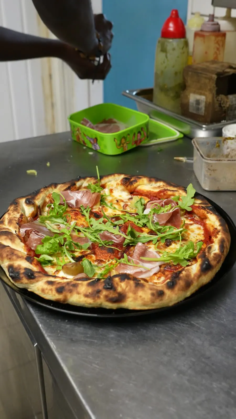 Pizza maison sortie du four au Novoli à Merville-Franceville-Plage