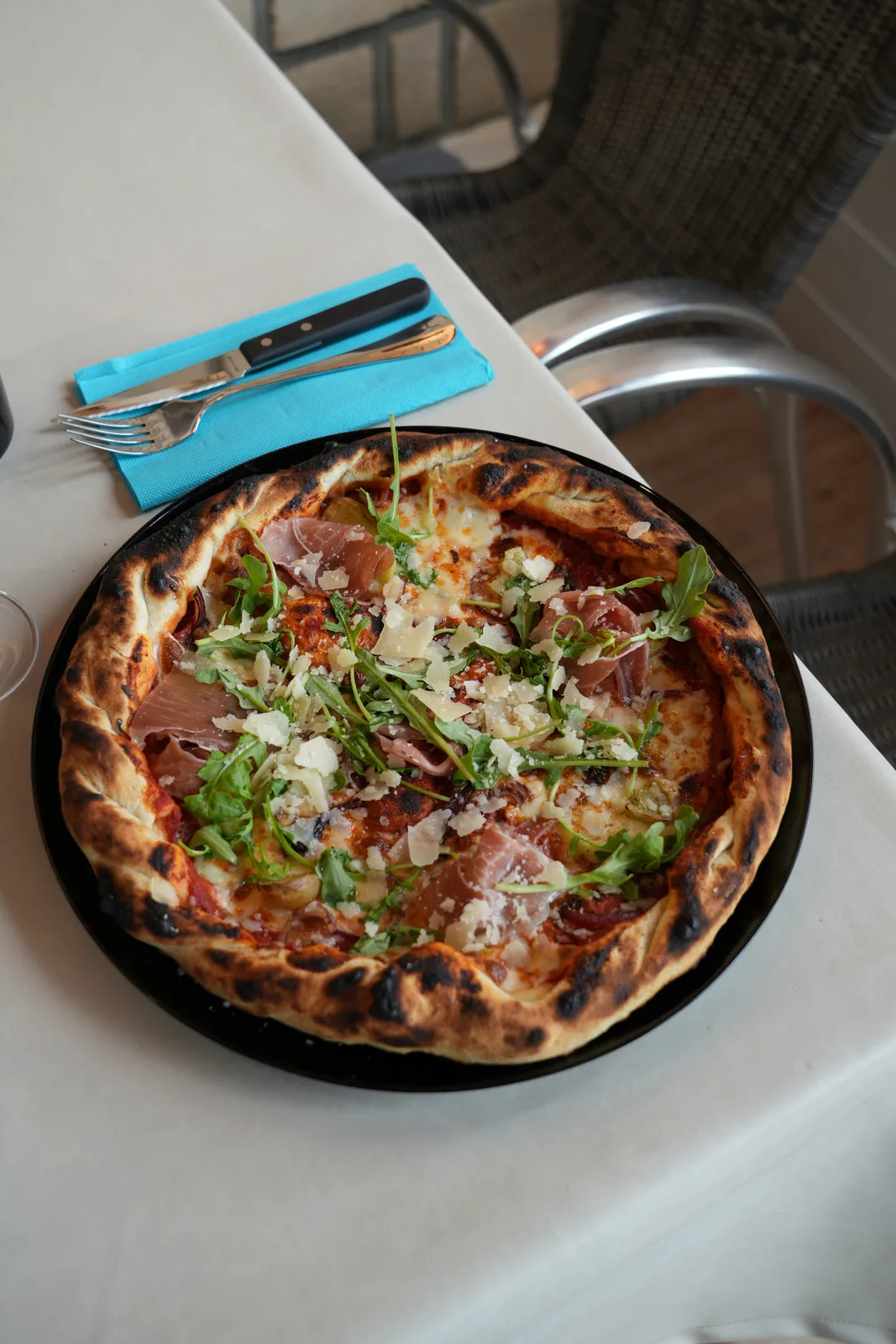 Pizza maison du Novoli avec pâte dorée, roquette et garniture italienne